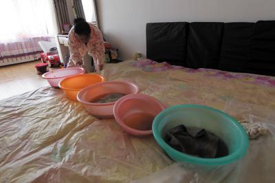 紫云楼上漏水，住户失联，小区没物管，业主维权难！律师来支招……